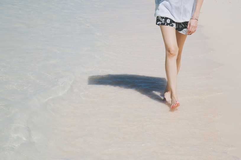 砂浜を歩く人